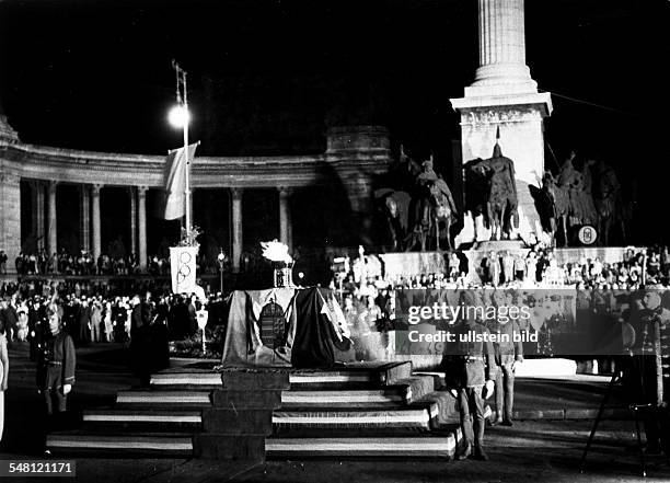 Olympische Spiele 1936 in Berlin - erster, von Carl Diem initiierter Staffellauf, mit dem das Olympische Feuer vom heiligen Hain in Olympia zum...