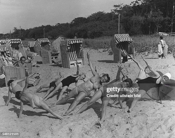 Urlaub an der Ostsee: Frau und Kinder bei der Gymnastik am Strand - 1958