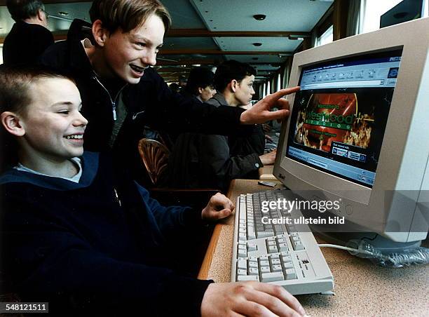 Zwei Jungen sitzen am Computer und surfen im Internet - 1997