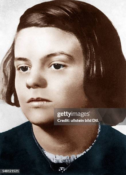 Scholl, Sophie - *-+ Student , D; member of the resistance-group 'White Rose' during III.Reich. Portrait ca. 1941 Digitally colorized. Original:...