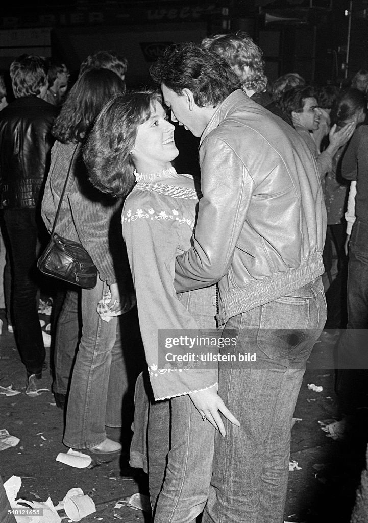 People, young couple in a disco, dancing, embracement, aged 18 to 25 years - 24.11.1979