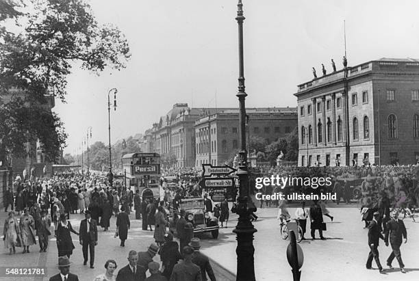 Blick von der Oberwallstrasse/ Ecke Unter den Linden in Richtung Brandenburger Tor Lebhaftes Gedränge auf der Strasse - o.J.