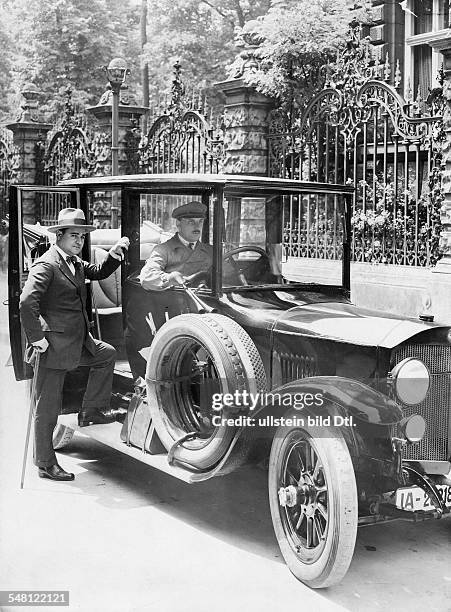 Gigli, Beniamino - Singer, Tenor, Actor, Italy *20.03.1890-+ - geting into his car - Photographer: Zander & Labisch - Published by: 'Die Dame'...