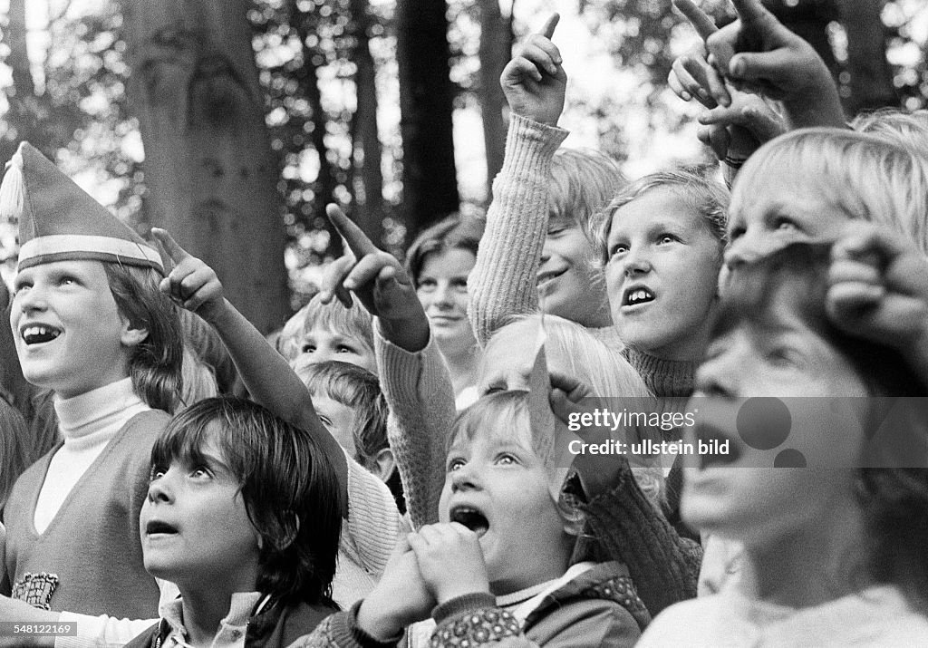 People, children, childrens treat, group of children is enthusiastic about a show, boys, girls, aged 4 to 12 years - 02.09.1973