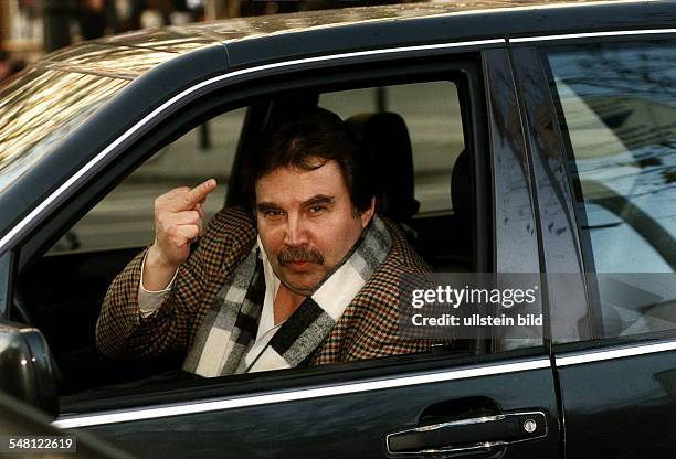 Mann sitzt im Auto und zeigt den Mittelfinger - 1997 News Photo - Getty  Images
