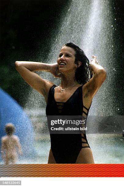 Sommerbad Prinzenstrasse: junge Frau unter der Dusche - 1996