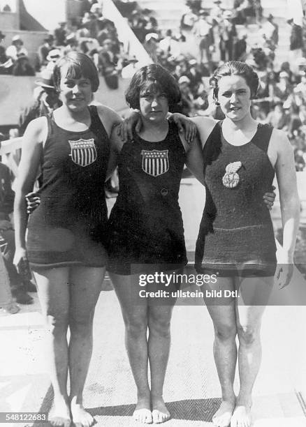 Schwimmen, Frauen, 400m Freistil: - Die drei Erstplazierten stehen nach dem Rennen umarmt am Beckenrand, v.l.n.r.: Martha Norelius , Helen Wainwright...