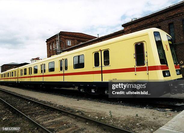 Adtranz - Werk in Hennigsdorf / Brandenburg: U-Bahnzug, hergestellt für China - 1997