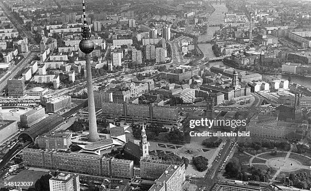 Luftaufnahme der City; von rechts: Marx-Engels-Forum und Platz am Fernsehturm mit Marienkirche und dem 'Roten Rathaus', darüber: Nikolai-Viertel,...