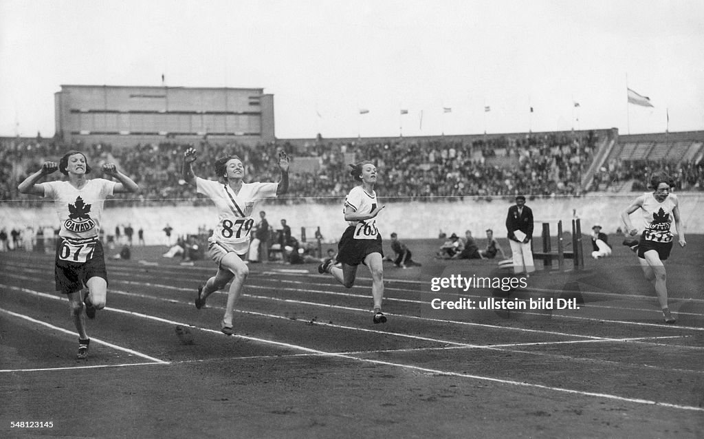Netherlands Amsterdam : 1928 Summer Olympics 100m women's final: Elizabeth Robinson (USA, 2nd from l) finishing first ahead of Fanny Rosenfeld (Canada, left) and Ethel Smith (Canada, right); German Erna Steinberg (center) finishing fourth - 1928 - Vi