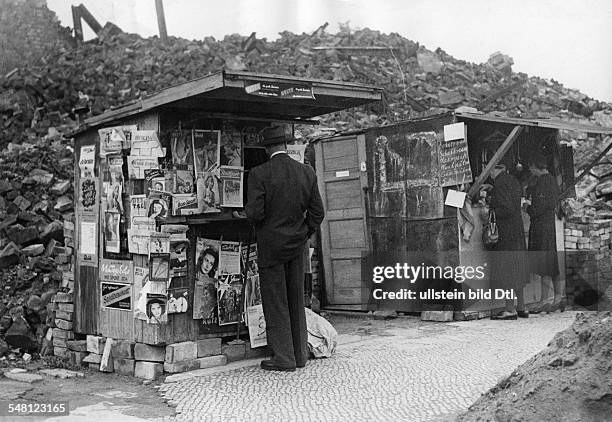 Germany Berlin Berlin Postwar years: Kiosks placed between the ruins - ca. 1949 - Photographer: Walter Gircke Vintage property of ullstein bild