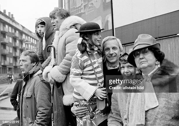 People, Rhenish carnival, Rose Monday parade 1981, visitors watching the parade, two men, aged 25 to 35 years, two women, aged 20 to 30 years, older...