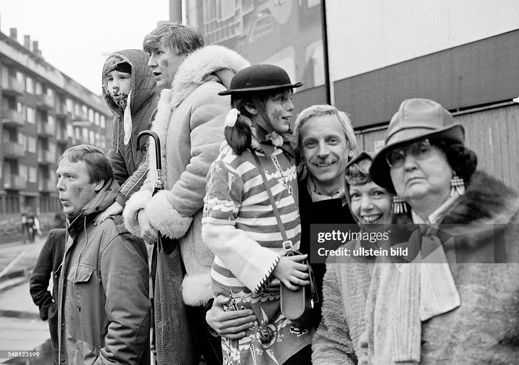 People, Rhenish carnival, Rose Monday parade 1981, visitors watching the parade, two men, aged 25 to 35 years, two women, aged 20 to 30 years, older woman, aged 60 to 70 years, boy, aged 8 to 10 years, girl, aged 10 to 12 years, D-Duesseldorf, Rhine,