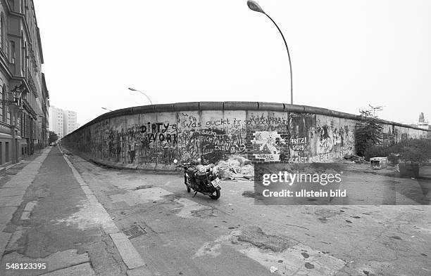 Berlin , Kreuzberg, . Mauerecke mit Gehsteig, Luckauer Strasse.