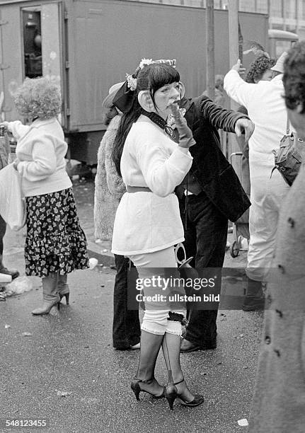 People, Rhenish carnival, Rose Monday parade 1981, woman with a mask and in a carnival costume watches the parade, aged 30 to 40 years,...