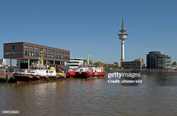 Deutschland, Bremerhaven, Einfahrt in den Alten Vorderhafen von Bremerhaven. Im Hintergrund der Richtfunkturm des Bremerhavener Wasser- und...
