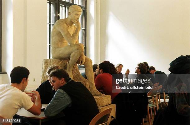 Studenten in der Cafeteria vom Fachbereich BWL an der Humboldt-Universität, dazwischen die Skulptur eines Denkers - November 1994 Werbliche Nutzung...