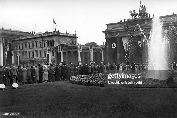Olympische Spiele 1936 in Berlin - Olympischer Festtrubel auf dem Pariser Platz vor dem Brandenburger Tor; neben dem suedlichen Torhaus: das nach...
