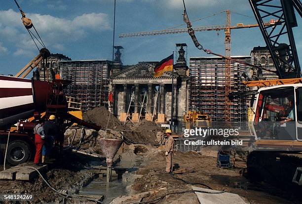 Blick auf den eingerüsteten Reichstag; im Vordergrund die Baustelle für den Tiergartentunnel der Deutschen Bahn AG