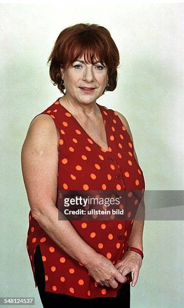 Hoger, Hannelore *- Schauspielerin, Regisseurin, D - Halbportrait, in einem roten aermellosen Oberteil mit orangefarbenen Punkten