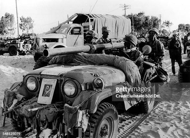 Arab-Israeli War Israeli soldiers in the area of the Gaza Strip / the Sinai; attached to the front of the jeep is a photo of G.A. Nasser - 6.6.1967