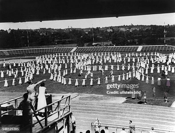 Olympische Spiele 1936 in Berlin - Mitwirkende des Festspiels 'Olympische Jugend' zum Eroeffnungstag im Stadion auf dem Reichssportfeld bei einer...