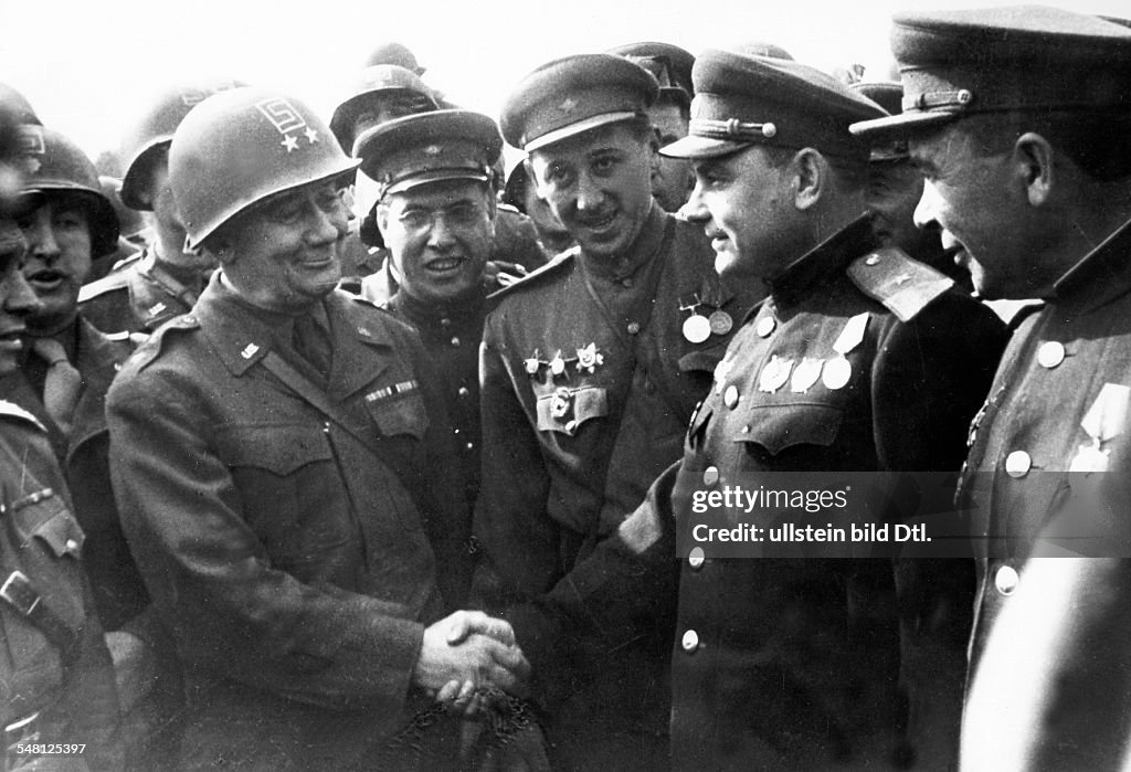 Germany : End of World War II Meeting of the US and Soviet army in Torgau on the Elbe river; symbolic handshake between US major general Reinhard and his Soviet counterpart Russakev - 1945 - Vintage property of ullstein bild