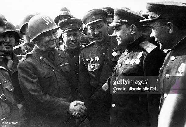 Germany : End of World War II Meeting of the US and Soviet army in Torgau on the Elbe river; symbolic handshake between US major general Reinhard and...