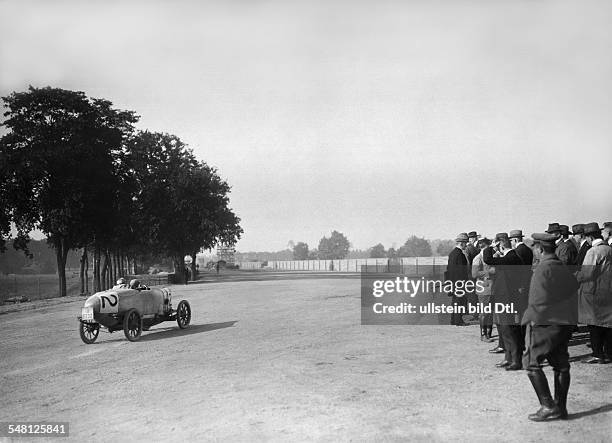 Germany Free State Prussia Berlin Berlin View on the race track: the north bend; The Aga car Nr. 2, inside the driver Philipp, the winner of the race...