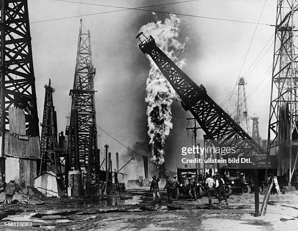 California : Burning oil field in California - 1928 - Published by: 'Die Gruene Post' 28/ 1928 Vintage property of ullstein bild
