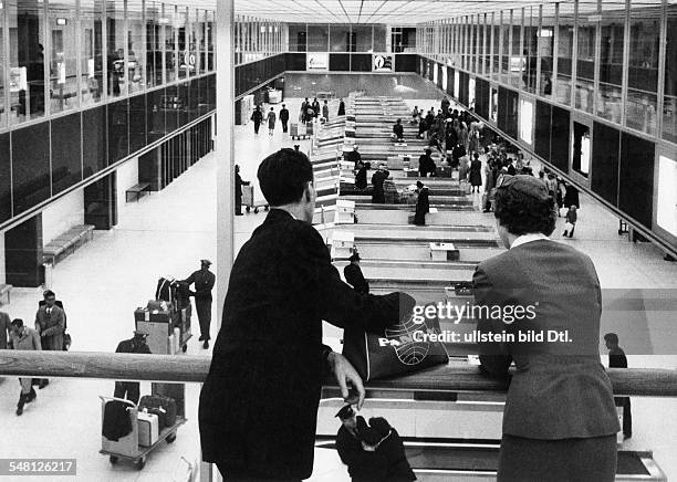 John F. Kennedy International Airport, JFK, ; customs clearance - 1962