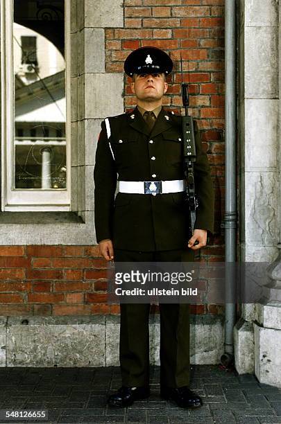 Britischer Wachsoldat vor dem Gebäude der Verwaltung der britischen Kolonie Gibraltar - 1997