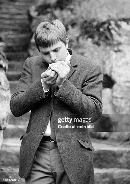 People, health, young man lights a cigarette, aged 20 to 25 years, Reiner -