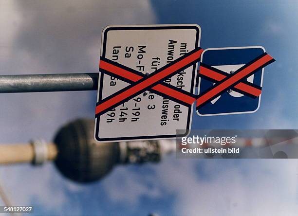 Noch überklebtes Verkehrschild in Berlin-Mitte, daß Parken nur mit Parkschein bzw. Parkausweis für Anwohner gestattet - Februar 1995