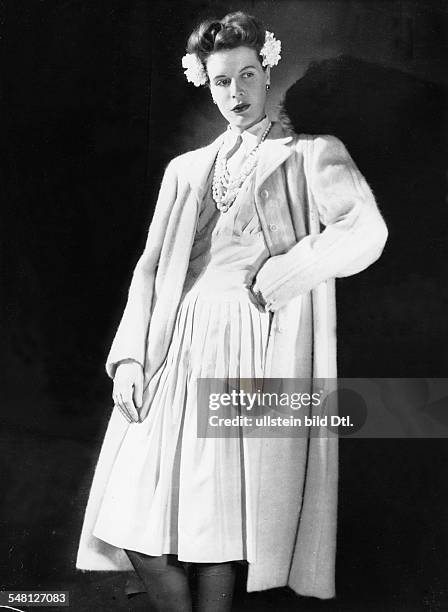 Woman in white dress of raw silk and fleece coat; model: Horn - 1943 - Photographer: Regine Relang - Vintage property of ullstein bild