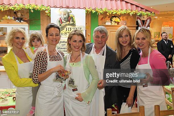 Kloss, Heike - Actress, Germany - with daughter Olivia, Presenter Sabrina Staubitz, Actress Andrea Luedke, Actor Heinz Hoenig, Actress Sabine Kaack...