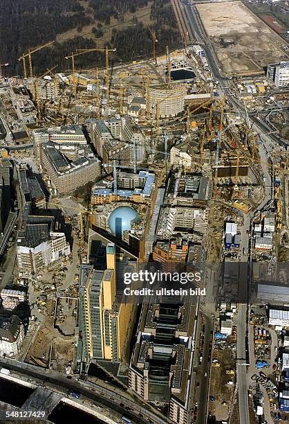 Luftaufnahme der Baustellen von Sony und debis am Potsdamer Platz; von links unten nach oben: Hauptverwaltungsgebäude von debis; verschiedene Wohn-...