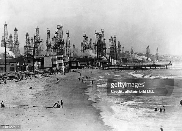 California Los Angeles: Oil derricks at the beach of Venice, L.A. - 1931 - Vintage property of ullstein bild