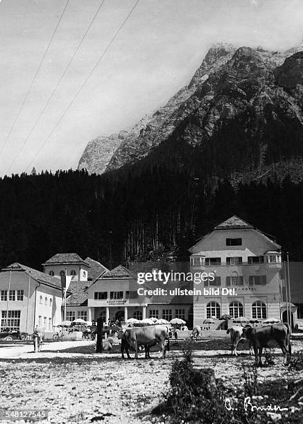 Austria - Tirol - Ehrwald-Obermoos/Zugspitze: cable car station and hotel - Photographer: Atelier Binder - undated Vintage property of ullstein bild