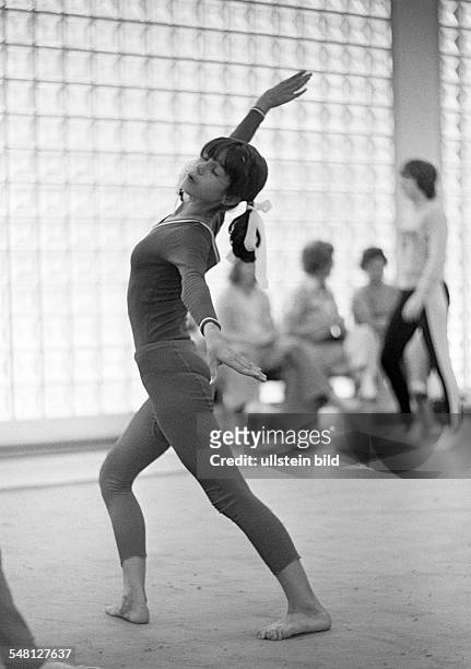 Sports, artistic gymnastics, floor exercises, gymnast, girl, aged 16 to 20 years, D-Oberhausen, Ruhr area, North Rhine-Westphalia -
