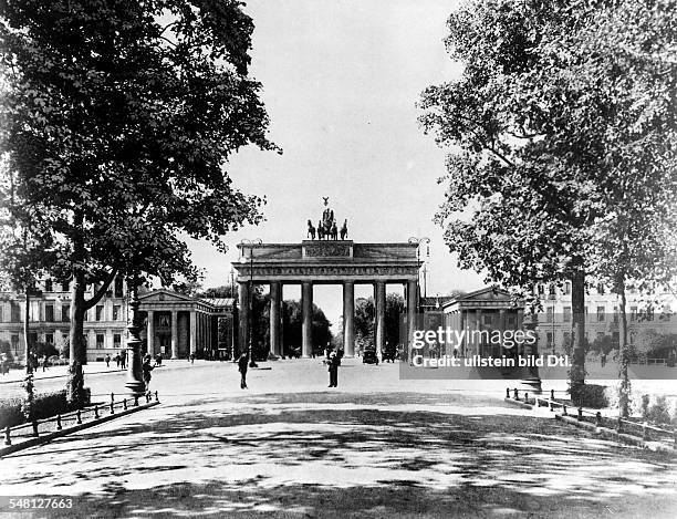 Germany, Berlin, Brandenburg Gate and Pariser Platz about 1920