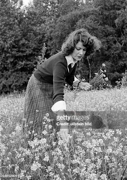 People, young woman picks flowers in a flower meadow, aged 25 to 30 years, pulli, skirt, Betina -