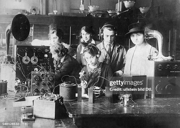 Students attend a lecture using the technic of telecommunication - ca. 1925 - Photographer: Walter Gircke Vintage property of ullstein bild