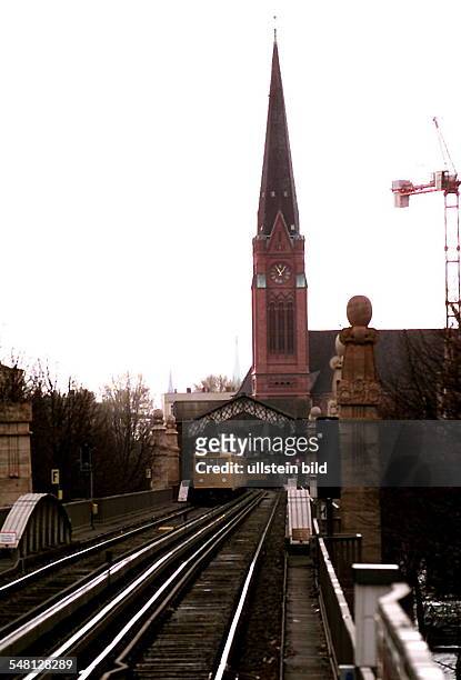 Bahnzug auf der Hochbahnstrecke zwischen den Bahnhöfen Bülowstrasse und Nollendorfplatz. Im Hintergrund der Bahnhof Bülowstrasse und die Lutherkirche...