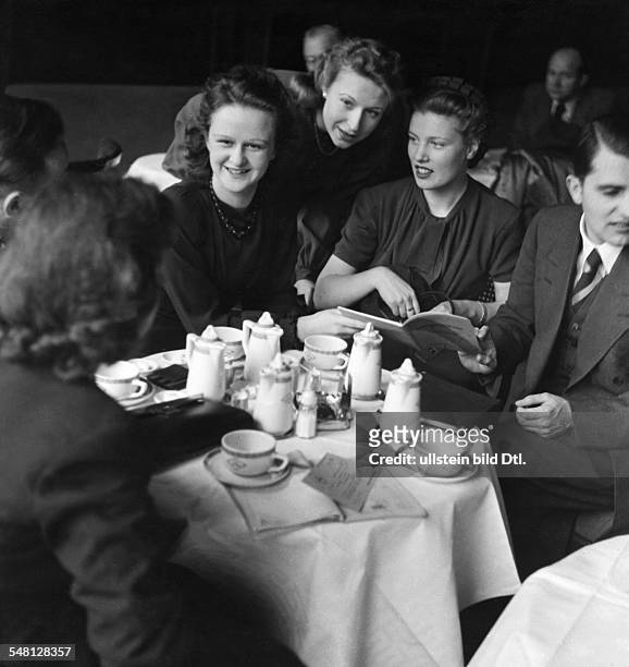 Ssachno, Helen - Writer, Russia The writer with her fellow students - ca. 1940 - Photographer: Regine Relang - Published by: 'Die Dame' 12/1940...