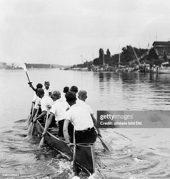 Olympische Spiele 1936 in Berlin - Staffellauf der Berliner Sportjugend zum Austragungsort der olympischen Ruder- und Kanuten-Wettbewerbe in Gruenau:...