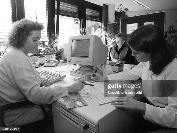 Beratung im Arbeitsamt: eine Mitarbeiterin des Amts hilft einer Arbeitssuchenden beim Ausfüllen eines Antragsformulars - Januar 1996
