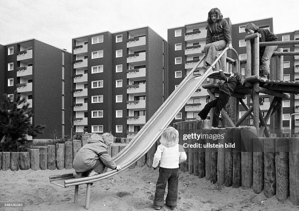 Housing estate, apartment blocks, tower buildings, childrens playground, children, girls, aged 3 to 6 years, D-Oberhausen, D-Oberhausen-Sterkrade, Ruhr area, North Rhine-Westphalia - 28.02.1976