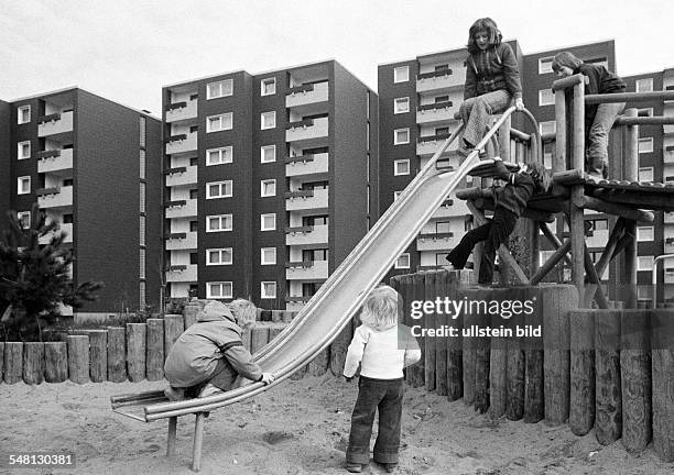 Housing estate, apartment blocks, tower buildings, childrens playground, children, girls, aged 3 to 6 years, D-Oberhausen, D-Oberhausen-Sterkrade,...