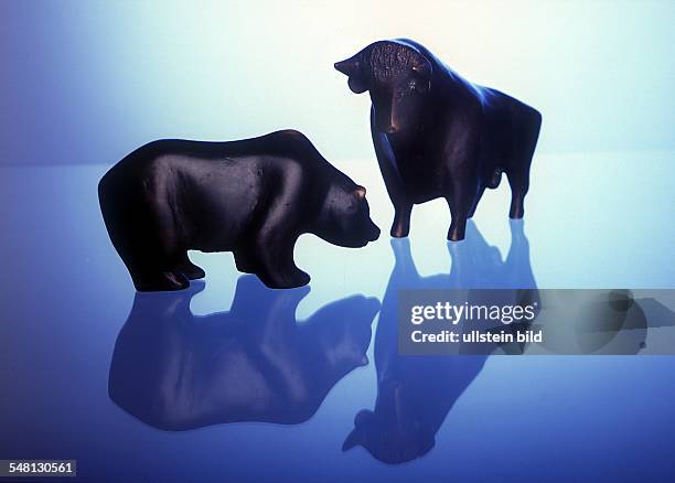 Symbolfoto / Fotomontage: Börsensymbole Bulle und Bär freigestellt vor blauem Hintergrund